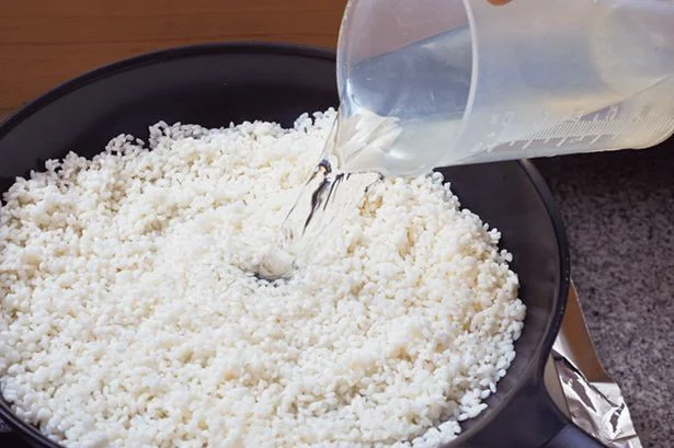 フライパンに米を入れ、水550mlを注ぐ