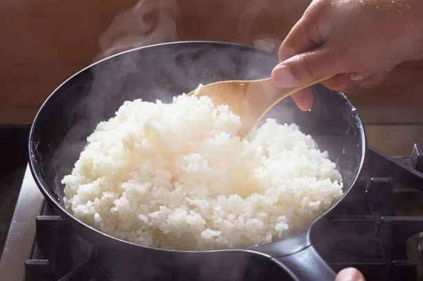 おいしいご飯がフライパンで炊ける!?炊飯器を使わずにお米を炊く方法
