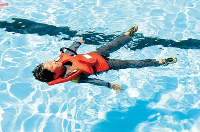 耐久性と柔軟性にすぐれ、高い浮力を発揮。着用して水の上で浮くことが可能。