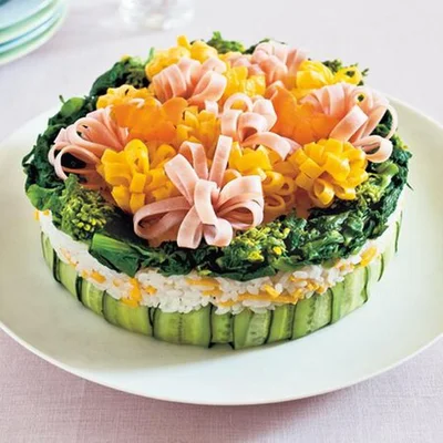 【画像を見る】ハムや卵でつくる花畑がキュート！「お花のケーキずし」