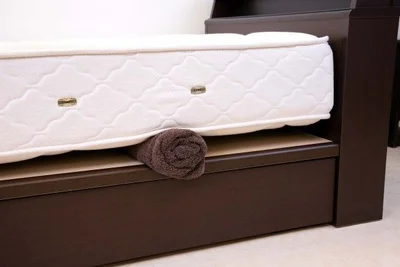 バスタオルを丸めたものや、本などをベッドの左右2か所に差し込み、空気を通すのが手軽
