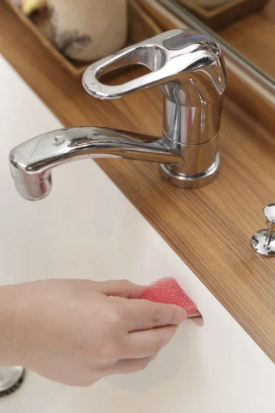 水栓やオーバーフロー穴に入るサイズにカットしたスポンジを洗面所に常備。気になったときにすぐ掃除できる