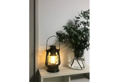 部屋で間接照明代わりにしているLEDランタン。日常的に使っていれば、突然「乾電池切れてた！」と慌てることもないので安心です。 （ライター・佐藤）