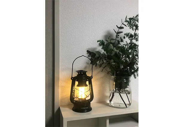 部屋で間接照明代わりにしているLEDランタン。日常的に使っていれば、突然「乾電池切れてた!」と慌てることもないので安心です。 (ライター・佐藤)