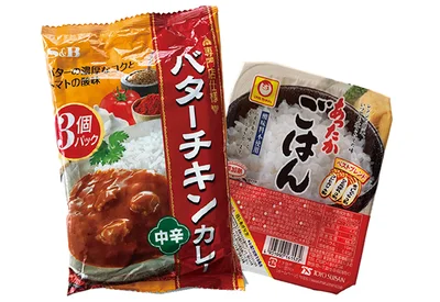 パックご飯とレトルトカレーをセットにして収納するわが家。家族の好きな味をリサーチしながら、週末に食べては買い足しています。 （編集部・三橋）