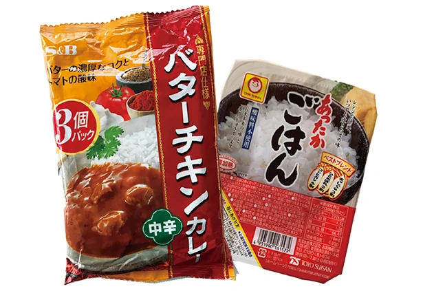 パックご飯とレトルトカレーをセットにして収納するわが家。家族の好きな味をリサーチしながら、週末に食べては買い足しています。 (編集部・三橋)