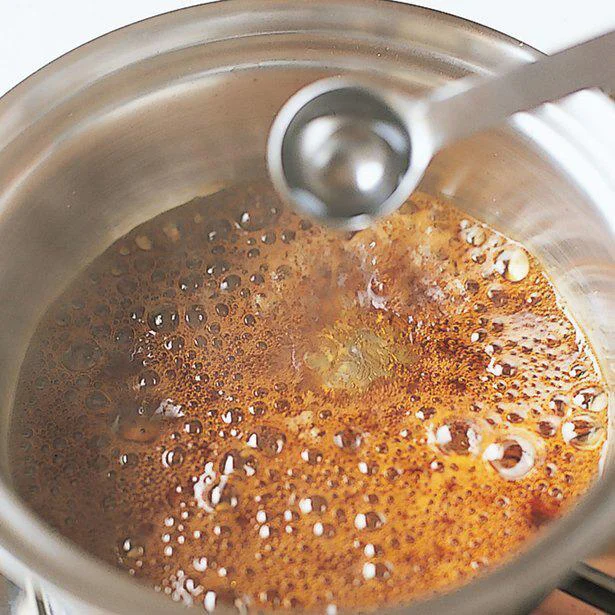 小鍋に砂糖、水を入れて火にかけ、カラメルソースを作る