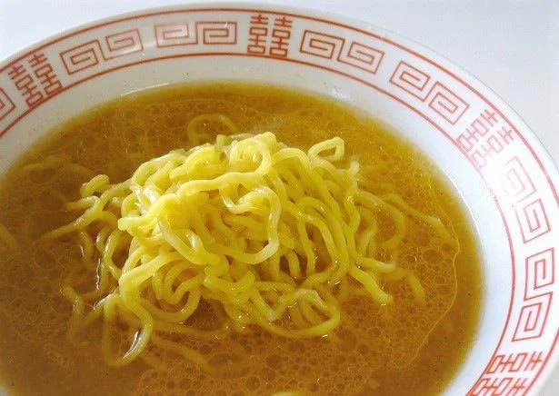 箱に入っているのは麺とスープだけなんです。でもこれだけでも早く食べたい。。。