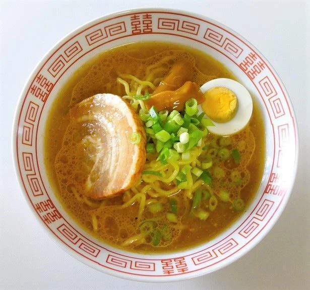 トッピングをのせて、我が家風　白樺山荘のラーメンが完成しました！