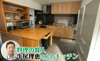 【写真を見る】数年前にリフォームしたキッチン。中央には大きな作業台、壁際には冷蔵庫が2台あり、大人数でも作業しやすい回遊型に