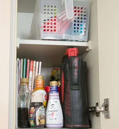 息子さんが毎朝作るスポーツ飲料の粉末と水筒、朝食用のしょうゆは同じ棚に収納 