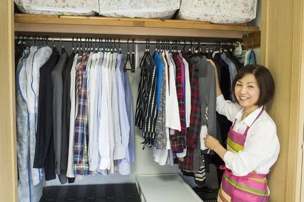 着た服は左から戻すのがルール。「右寄りに掛けてある服が、処分の対象です」と井田さん