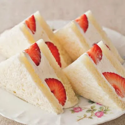 サンドイッチなら、生クリームを使うだけで、ケーキよりも簡単にリッチな一皿を作れる
