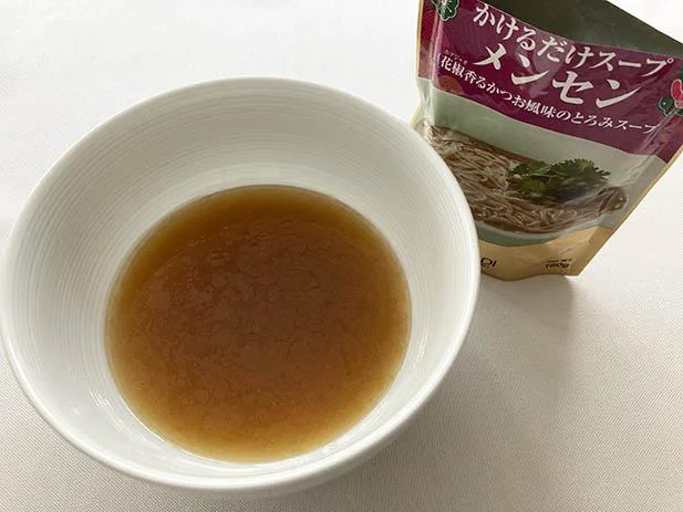 かつお風味に花椒のピリッとした味がアクセント。「麺にかけるだけスープ メンセン」