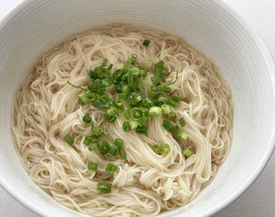 ゆでたそうめん2束分にかけたら、ほとんど汁が見えなくなった（泣）