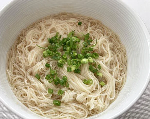 ゆでたそうめん2束分にかけたら、ほとんど汁が見えなくなった(泣)