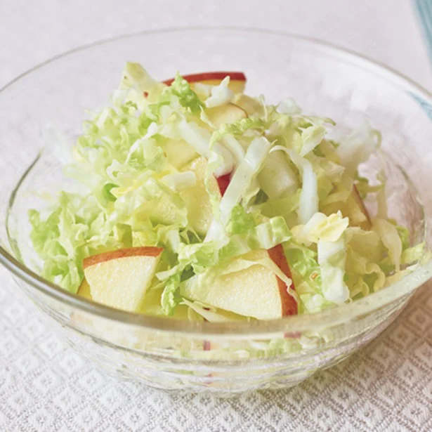 りんごと白菜ってこんなに合うの…！？ シャキシャキ食感が楽しい刻んであえるだけサラダ