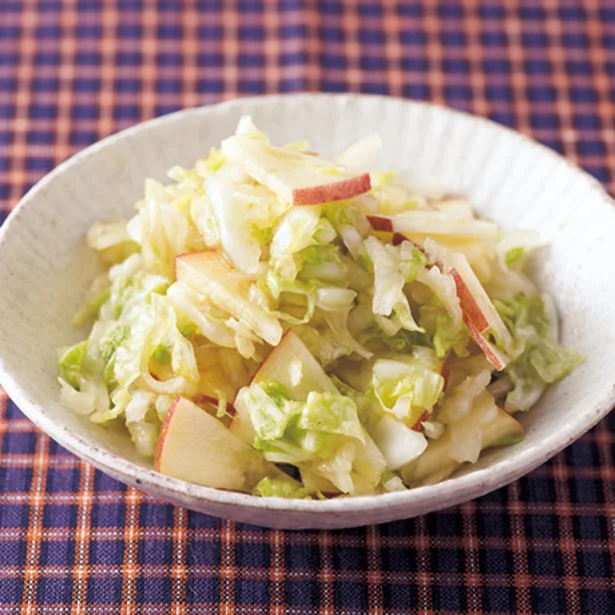 【画像を見る】ポン酢を入れて風味豊かに仕上げる「白菜とりんごのポン酢サラダ」