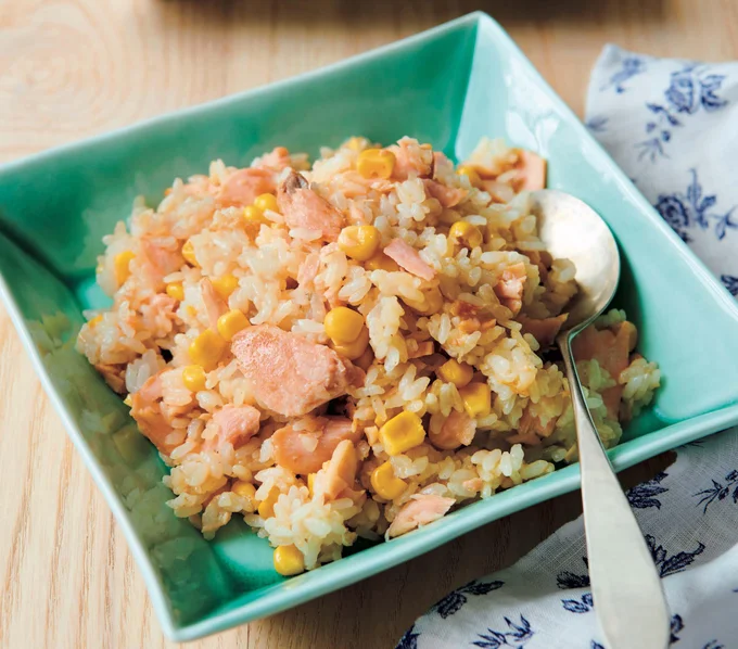 【画像】みんな大好き!バターしょうゆ味「鮭とコーンの混ぜご飯」