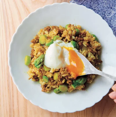 【画像】とろっと温泉卵でまろやかに「ドライカレー風混ぜご飯」