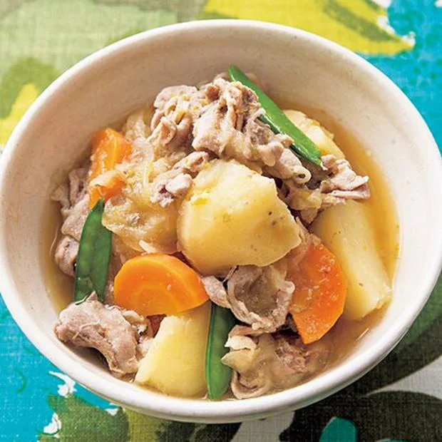 【画像を見る】レンジだけなのに本格派!「ゆずこしょう肉じゃが」