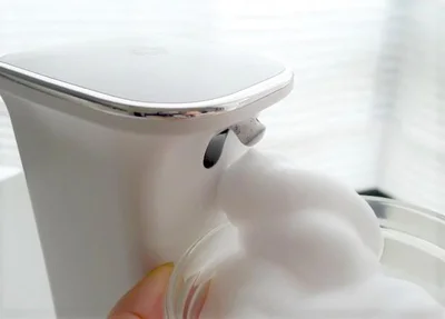 スイッチを入れてセンサーに手を近づけると、泡が出てきたー。泡の量は、0.6秒と1.2秒の二段階で切り替えられます