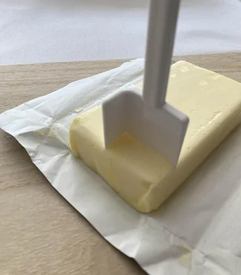 バターの端にカッターを合わせて、カッターをまっすぐ下へ押し切るだけ