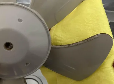 油汚れにホコリがたまった羽根部分を拭いてみる