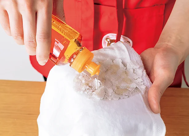 1_重曹ペーストを塗った上から、食器用の中性洗剤を数滴たらします。汚れに密着する、泡スプレータイプも使い勝手がよく便利です。