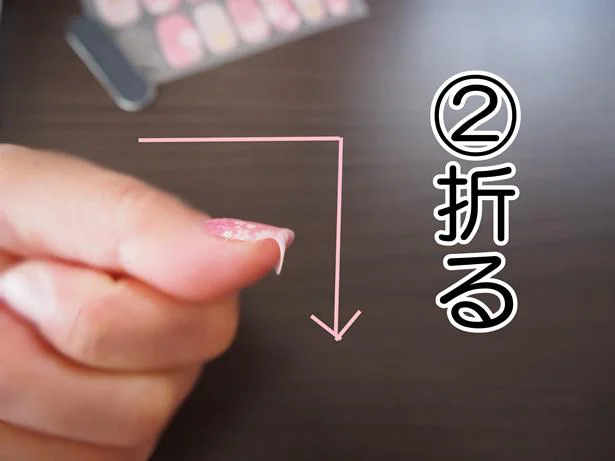 貼ったジェルネイルシールは先端を折り曲げて調整!
