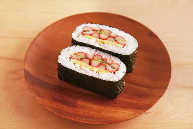 簡単で食べやすい味わい「サラダ寿司風おにぎらず」