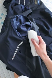 【簡単】スカートやジャケットについた汗やニオイ、軽い汚れを落とす方法