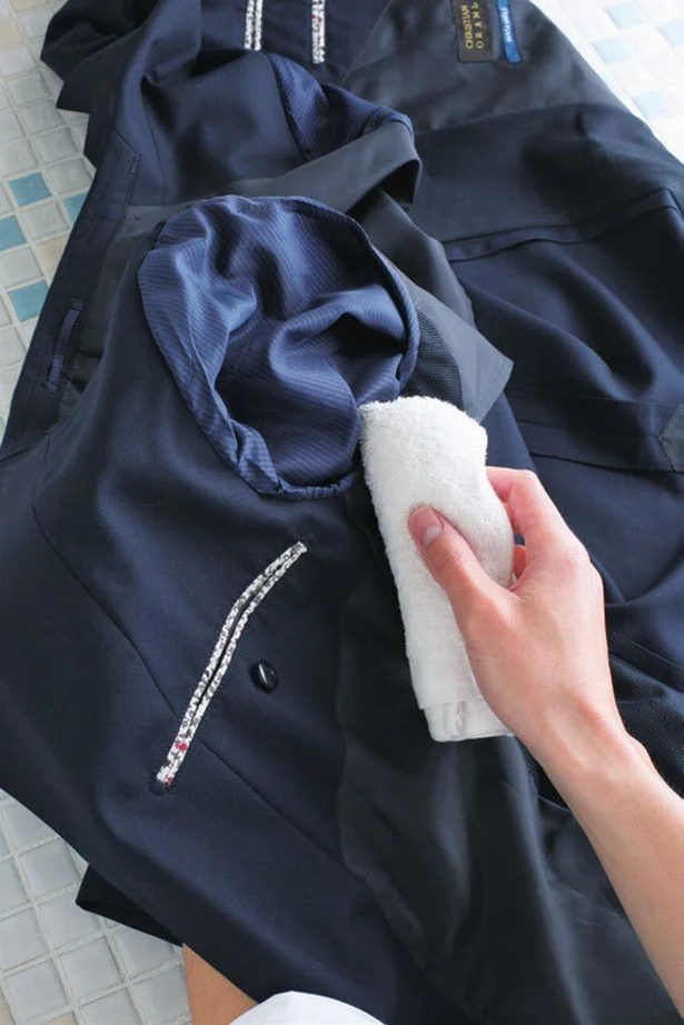 1回着ただけでは洗わないジャケットは、蒸しタオルで首元や袖口、脇などについた汗を拭き取っておこう