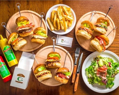 小さいのでたくさん食べられる！？ サイズとのギャップがうれしい本格ミニバーガー