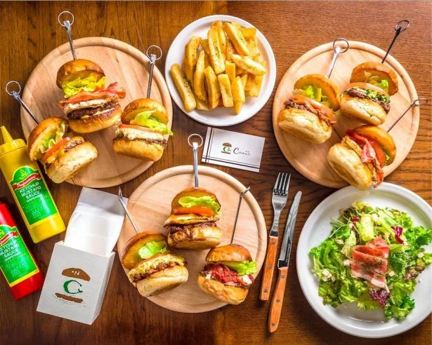 小さいのでたくさん食べられる！？ サイズとのギャップがうれしい本格ミニバーガー