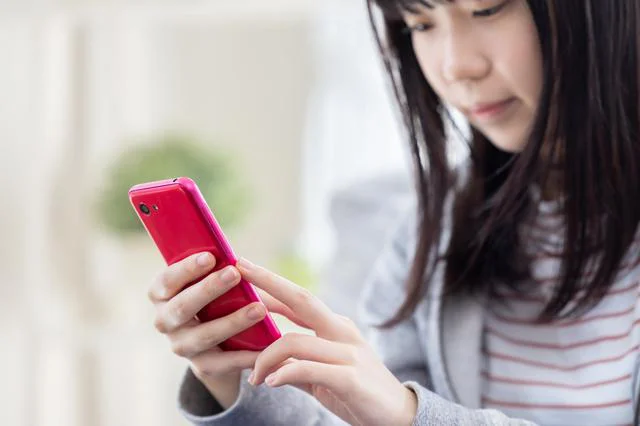 早くもスマホ依存⁉　中学でスマホデビューした途端、そればかり見るように…【小川大介先生の子育てよろず相談室】
