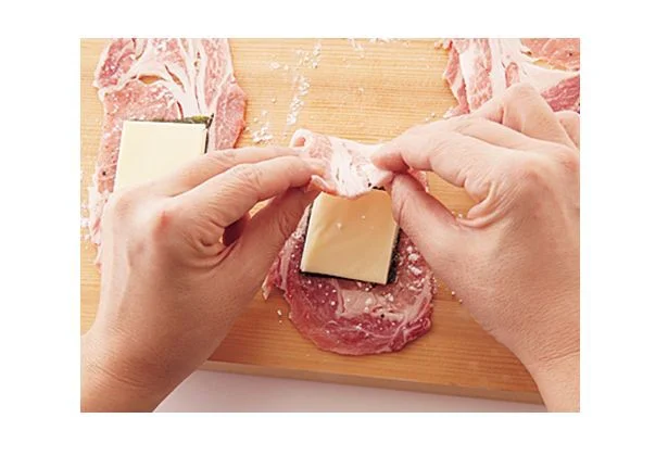 小麦粉をふった肉にのりとチーズをのせて二つ折りにする。薄い肉でも食べごたえアップ