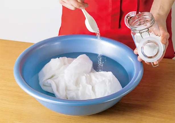 つけ置きするとさらにキレイに!約40~60℃のぬるま湯1Lに対して酸素系漂白剤を8gほど入れ、そこに洋服を入れて5~10分つけ置き。