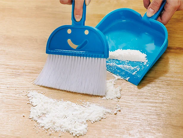 小麦粉などの粉ものは、ほうきやちり取りで大部分を回収してから掃除機をかけましょう。