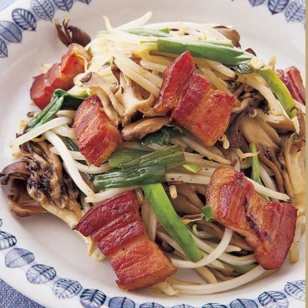 【時短レシピ】3ステップで完成！お弁当のおかずにもなる「カリカリベーコンと野菜のポン酢炒め」