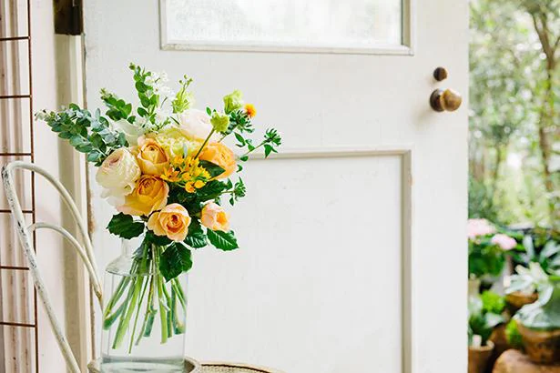 LIFULL FLOWER［ ライフルフラワー ］のスタンダードプランは、エコゼリー入りでふたを開ければそのまま花瓶になる箱で届く。プランはほかにライト、セルフアレンジからライフスタイルに合わせて選択できる