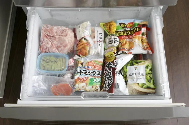 【写真を見る】封を開けた冷凍食品は、上段に見えやすく収納するとわかりやすい