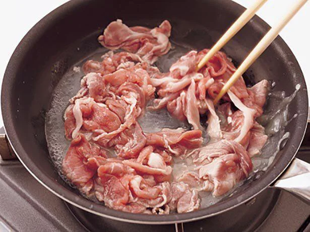 【画像を見る】パサつきがちな豚こま切れ肉は、酒で煮るとふっくら仕上がる。火が通ったらいったん取り出すこともやわらかさを保つ