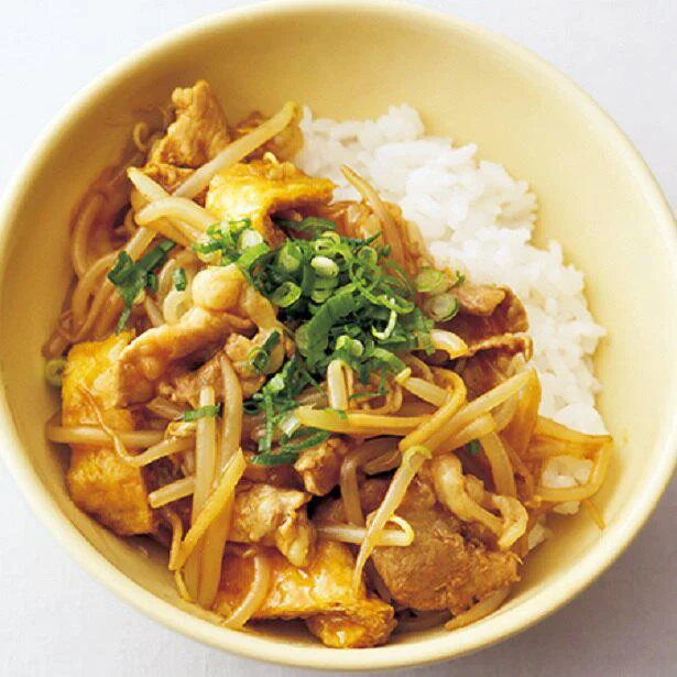 時短でできるもやしの簡単メニュー。だし汁で作る和風味のカレー丼