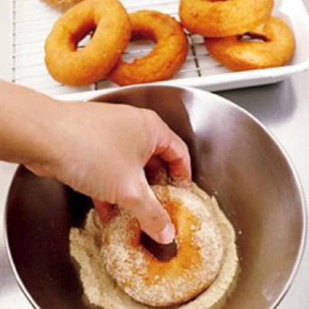 【画像を見る】砂糖は上からふるよりも、砂糖の上にドーナッツを置いてまぶすほうが、まんべんなくつく