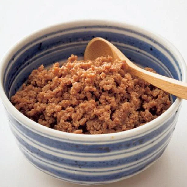 そのまま食べてもご飯の上にのっけても美味! ふんわり食感とりそぼろの簡単レシピ