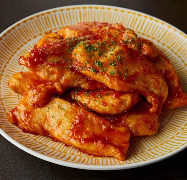 お酒のつまみにもOK!「鶏むね肉のバターチリ炒め」