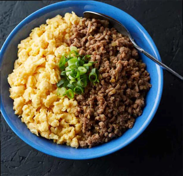 甘い卵としょうがのきいた肉そぼろ「本当においしいそぼろ丼」