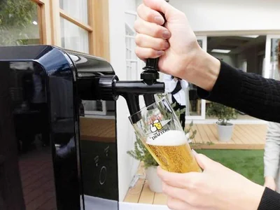 レバーを手前に倒して、グラスを傾けながらビールを注ぐ