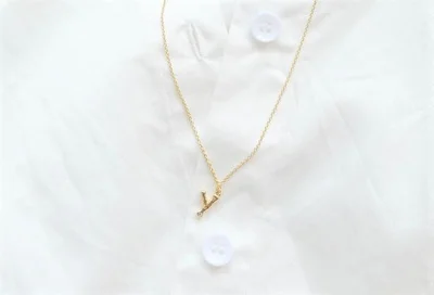 【画像を見る】初夏の白シャツファッションに合わせると、660円とは思えないほど高見えします！